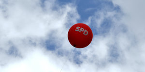 Ein Ballon mit dem Parteilogo SPD steigt nach oben.