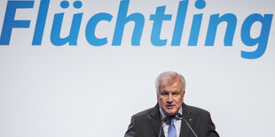 Seehofer vor "Flüchtling"-Schriftzug