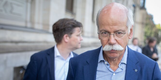 Dieter Zetsche steigt aus einem Mercedes