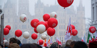 Luftballons der Lehrergewerkschaft GEW fliegen bei einer Demo