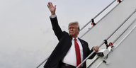 US-Präsident Donald Trump steigt in ein Flugzeug und winkt