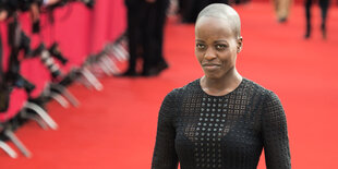 Die Schauspielerin Florence Kasumba kommt zur Verleihung des Deutschen Filmpreises 2018