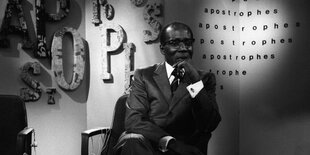 Léopold Sédar Senghor, der ersten Präsidenten des Senegal, in Sitzpose