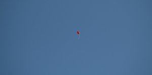 Ein einsamer roter SPD-Ballon fliegt durch den blauen Himmel