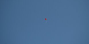 Ein einsamer roter SPD-Ballon fliegt durch den blauen Himmel