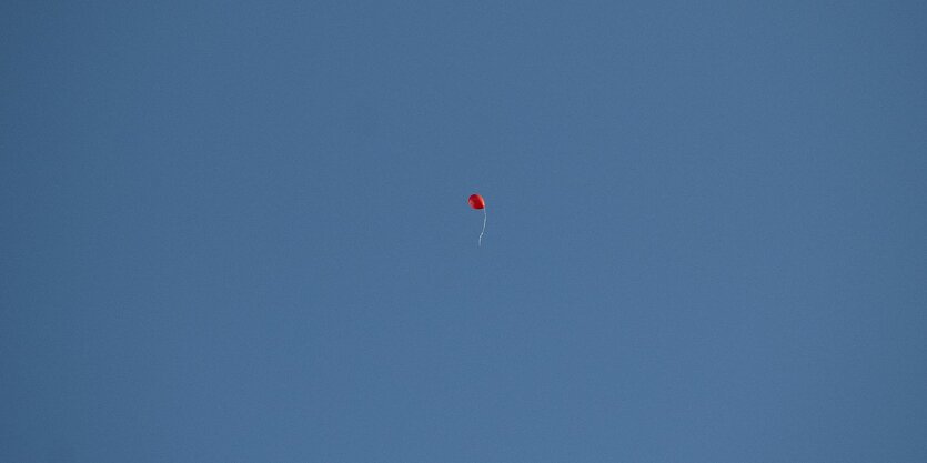 Ein einsamer roter SPD-Ballon fliegt durch den blauen Himmel