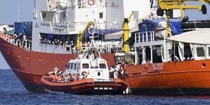 Die italienische Küstenwache nähert sich der Aquarius