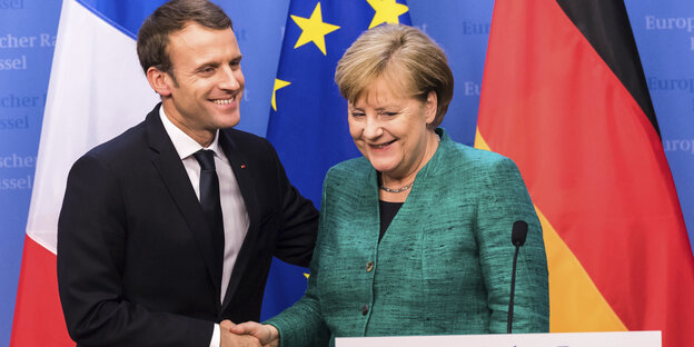 Bundeskanzlerin Merkel schüttelt die Hand von Emmanuel Macron