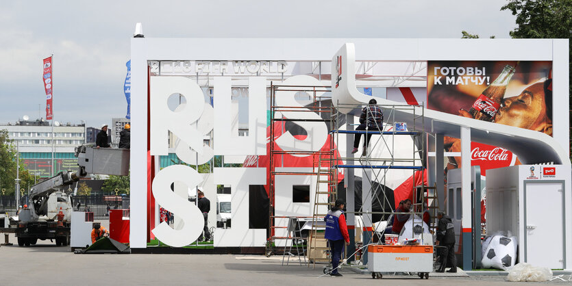 Plakatwand mit Russland-Werbung vor Stadion