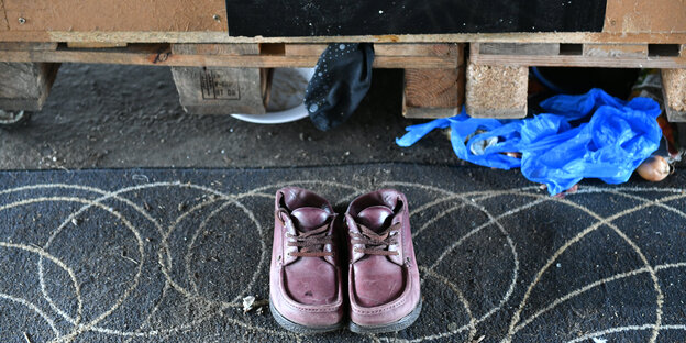 Schuhe vor einer Holzhütte