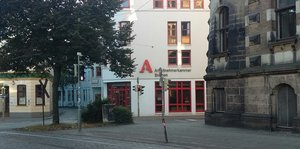 Ein mehrstöckiges Gebäude in Bremen, auf einem Schild steht Arbeitnehmerkammer dran