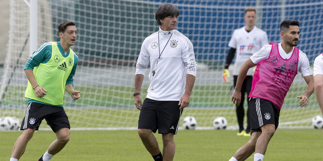 Özil, Löw und Gündogan auf dem Platz