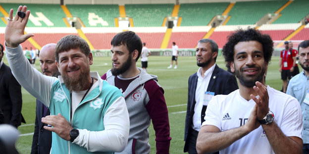 Kadyrow und Salah im Stadion von Grosny