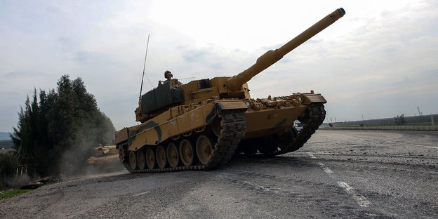 Ein Leopard-Panzer auf einer Straße