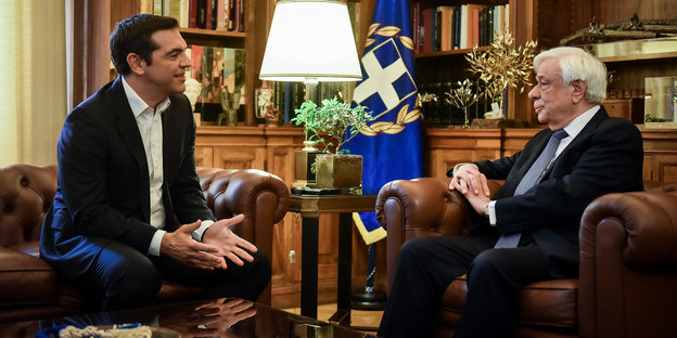 Der griechische Regierungschef Alexis Tspiras spricht mit dem Präsidenten