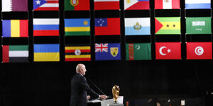 Fifa-Präsident Gianni Infantino spricht unter vielen verschiedenen Landesflaggen
