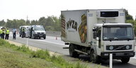 Ein Lastwagen steht an einer Autobahn