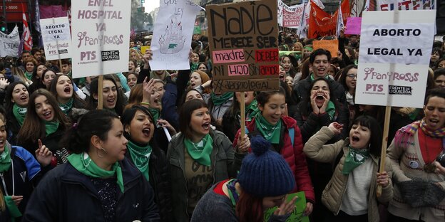 Eine große Demonstrantinnengruppe mit grünen Halstüchern demonstriert in Argentinien mit Plakaten wie „Legale Abtreibung im Krankenhaus“ für das Recht auf Schwangerschaftsabbrüche