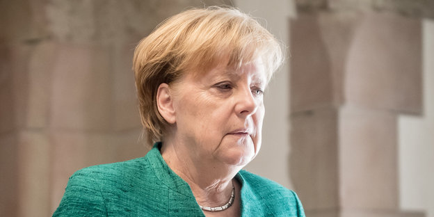Angela Merkel guckt betrübt