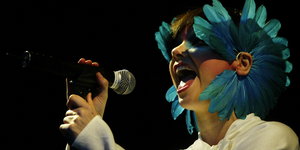 Björk singt