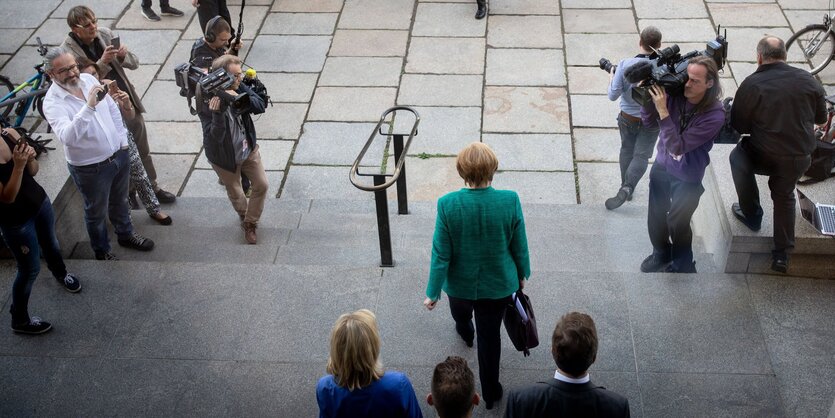 Die Kanzlerin von hinten auf der Reichstagstreppe