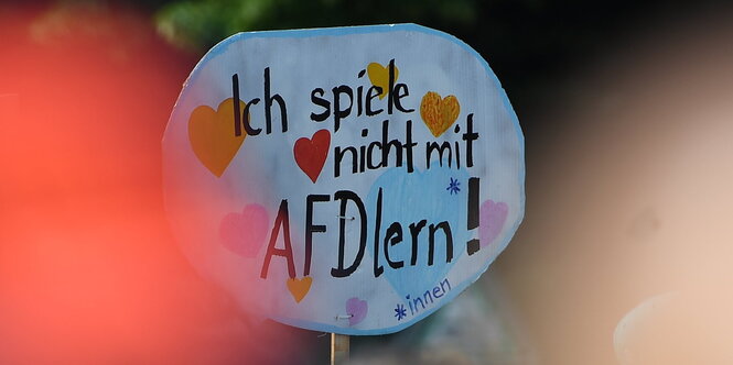 Plakat mit der Aufschrift: "Ich spiele nicht mit AfDlern"