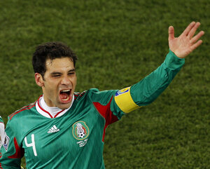 Der umstrittene Kapitän Rafael Marquez gestikuliert auf dem Platz Der umstrittene Kapitän Rafael Marquez gestikuliert auf dem Platz