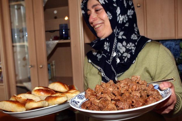 Eine Frau serviert türkische Spezialitäten