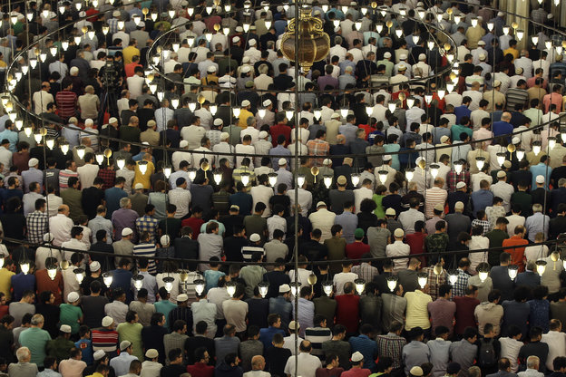Muslime beten in einer Moschee