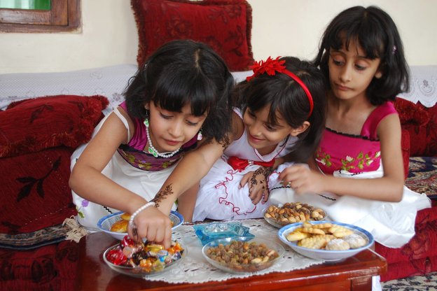 Drei Mädchen freuen sich über Süßigkeiten