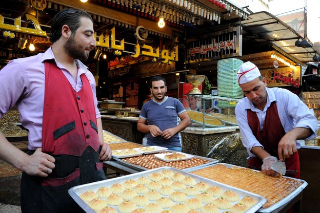 Drei Syrer verkaufen Baklava