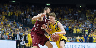 Berlins Marius Grigonis versucht, mit dem Ball an Münchens Danilo Barthel vorbeizukommen