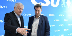 Horst Seehofer und Markus Söder stecken die Köpfe zusammen