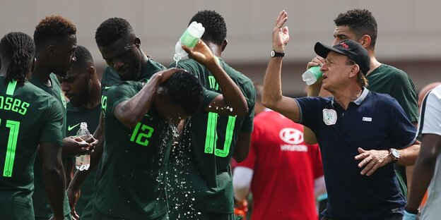 Nigerias Trainer Gernot Rohr klatscht sich mit seinen Spielern ab