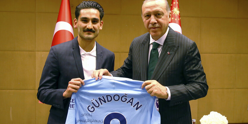 Ilkay Gündogan, Recep Tayyip Erdoğan und ein Trikot