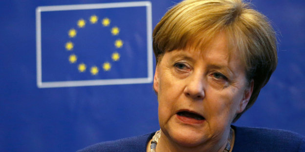 Merkels Kopf, zur Seite geneigt und wie verdrängt von einem Symbol der EU auf blauem Grund