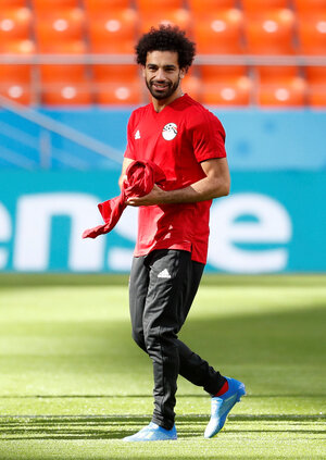 Mohamed Salah läuft über einen Fußballplatz Mohamed Salah läuft über einen Fußballplatz
