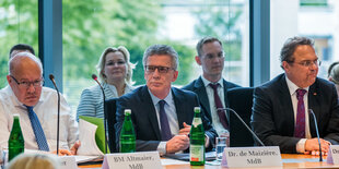 Peter Altmaier, Thomas de Maizière und Hans-Peter Friedrich sitzen nebeneinander