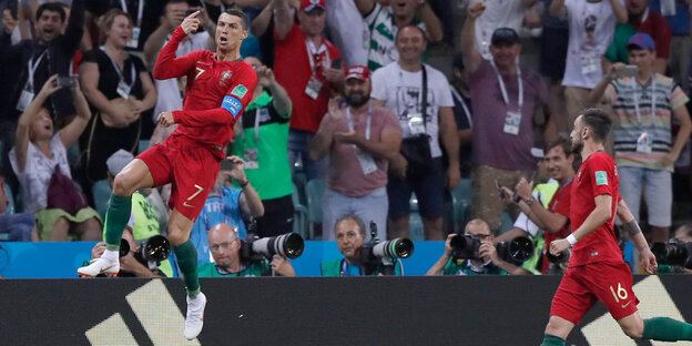 Ronaldo springt vor Freude in die Luft