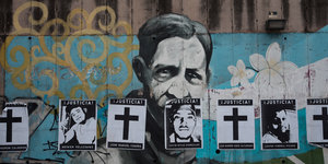 Plakate mit Bildern und Kreuzen im Gedenken an Demonstranten, die im Rahmen von Protesten getötet wurden, kleben an einer Wand in Nicaragua