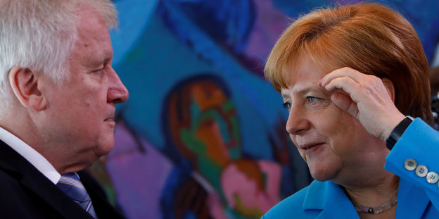 Horst Seehofer und Angela Merkel gucken sich an