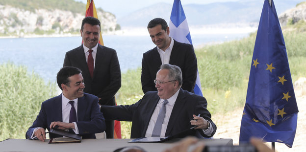 Alexis Tsipras und Zoran Zaev begutachten die Arbeit ihrer Außenminister