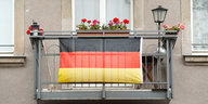 ein Balkon mit Deutschland-Flagge