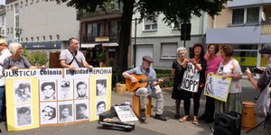 Demonstranten vor dem Haus von Hartmut Hopp