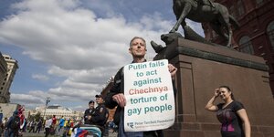 Peter Tatchell protestiert in der Nähe des Roten Platzes
