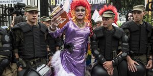 Ukrainische Ordnungskräfte bei der Gay Pride am Sonntag in Kiew