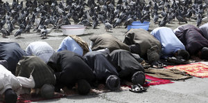 Gläubige Muslime nehmen am Eid al-Fitr Gebet vor der Shah-e-Dushamshera Moschee zum Ende des Fastenmonats Ramadan teil.