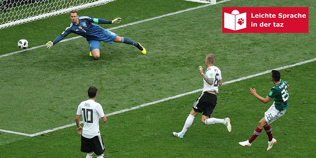 Szene aus dem Spiel: Torwart Neuer springt in Richtung Ball