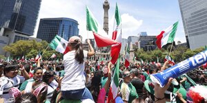 Fans in Mexiko-City feiern den Sieg ihrer Mannschaft