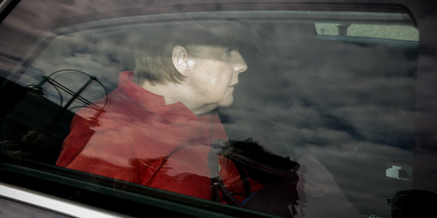Angela Merkel hinter einem Autofenster